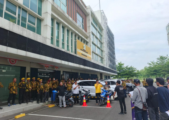 Lingkar Mahasiswa Nusantara Bersatu Gruduk Kantor DPD Partai Golkar Kabupaten Bekasi