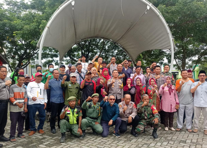  Polres Karawang Menggelar Kegiatan  Jumat Curhat untuk Mendengar Keluhan Langsung Warga  