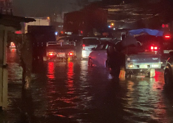 Genangan di Jalan Diponegoro KM 39 Tambun Bikin Chaos, Puluhan Motor Mogok di Tengah Jalan