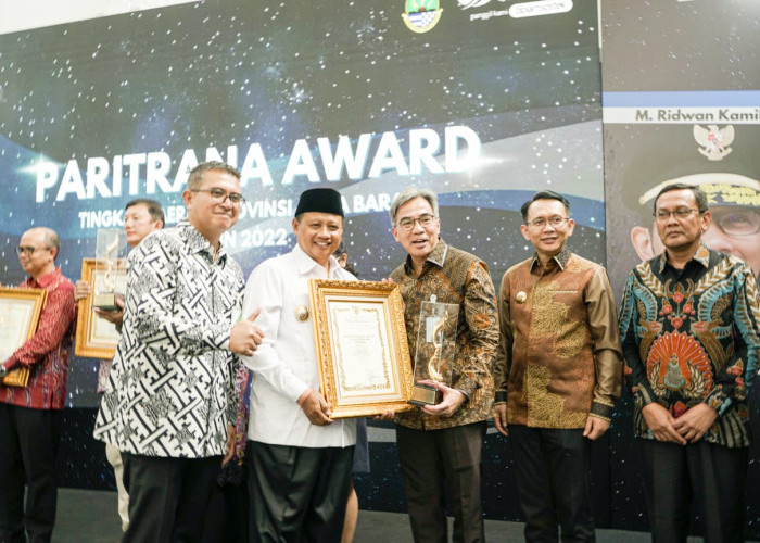 Aktif Jamsostek, Bank bjb Raih Paritrana Award 2022 Jawa Barat