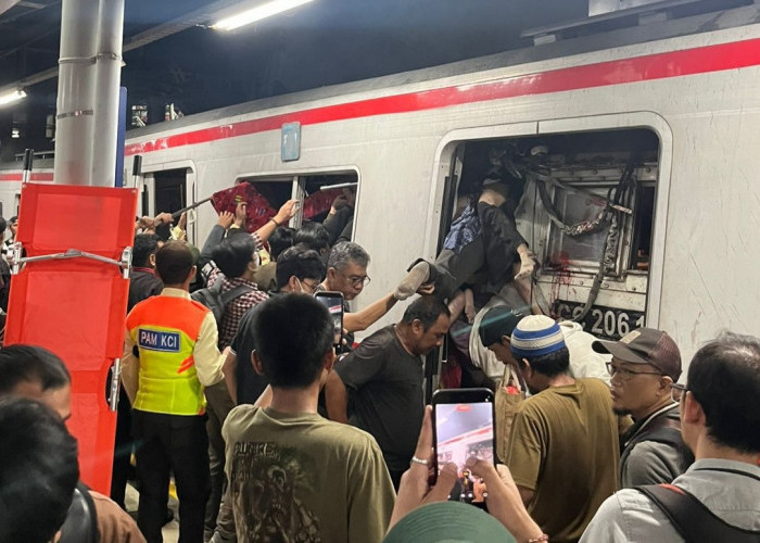 Kecelakaan Beruntun di Bekasi Timur! KRL Diduga Tabrak Mobil Taxi, Disusul KA Jarak Jauh