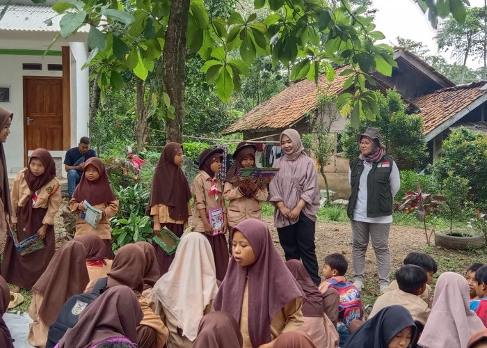 Pustakling Disarpus Kabupaten Karawang Kunjungi Taman Baca Pelosok Bumi di SDN Wanajaya III Telukjambe