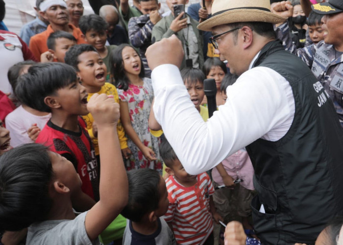 Hibur Anak-anak Terdampak Gempa Cianjur, Kang Emil Bagikan Piza sampai Nanyi Bersama