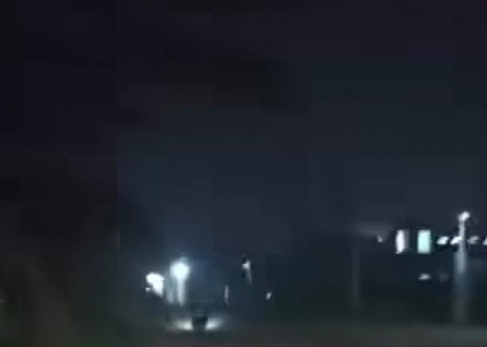 Gelap Total! Jalur Setu–Cibarusah Tanpa PJU, Pengendara Was-was Keluhkan Kondisi