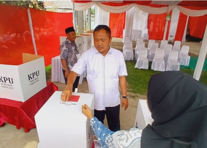 Antri Bareng Pemilih Lainnya, Maslani Nyoblos di TPS 23 Perum Permata Regency