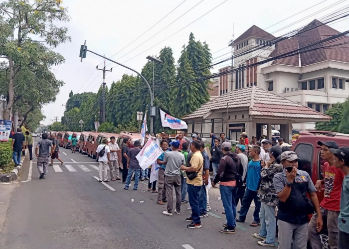 Ratusan Sopir Angkot Demo Tolak Kehadiran Bus Trans Beken di Bekasi