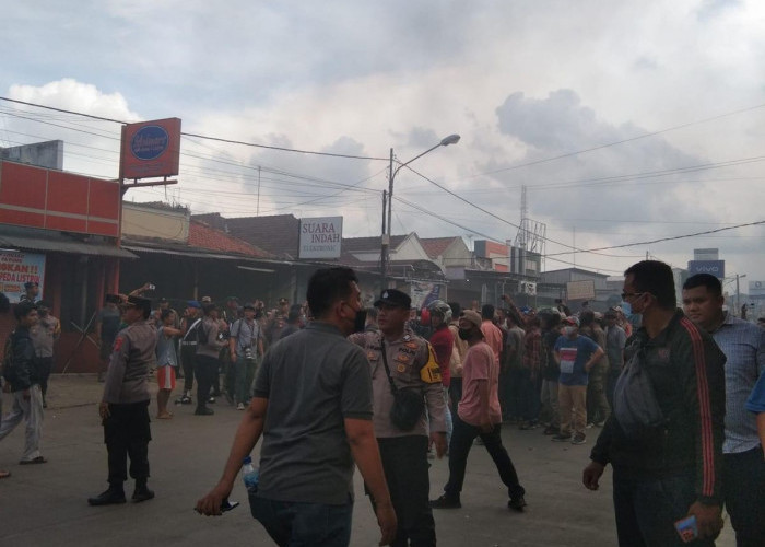 Bupati Cellica Ditimpuki,  Polisi Usut Kerusuhan Pasar Rengasdengklok   