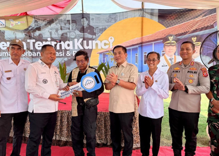 Bupati Aep Serahkan 21 Rumah untuk Korban Abrasi Cemarajaya di Gebyar PATEN Cibuaya