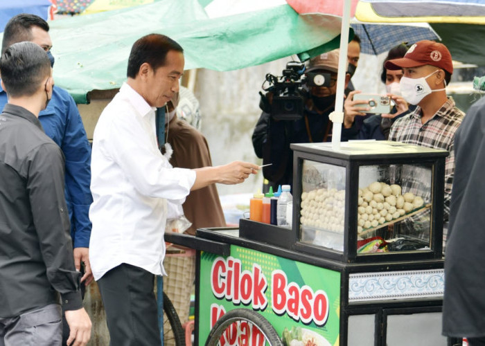 Jelang Nataru, Jokowi Cek Harga di Pasar Cigombong Bogor dan Bagikan Bansos kepada Pedagang