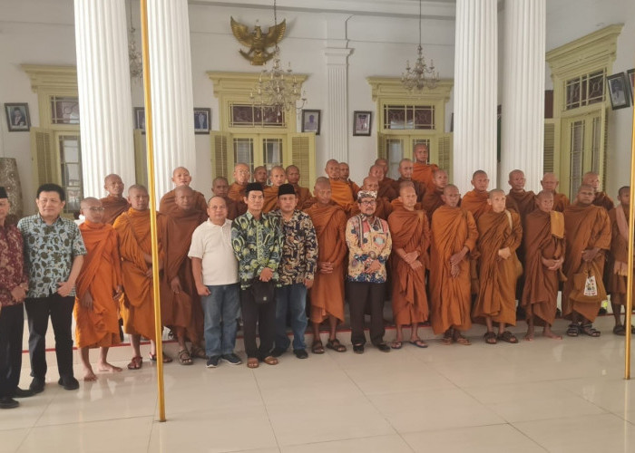 Disambut Bupati Cirebon, Biksu yang Jalan Kaki Menuju Candi Borobudur Puji Toleransi Beragama di Indonesia