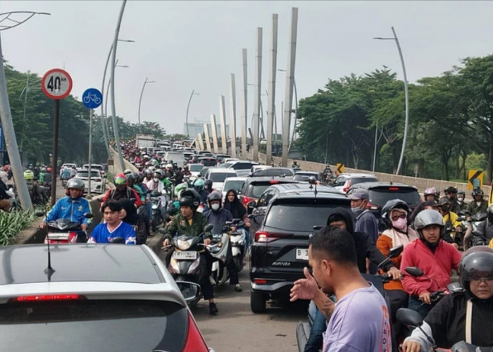 Arus Lalu Lintas di Jalan Ahmad Yani Bekasi Padat