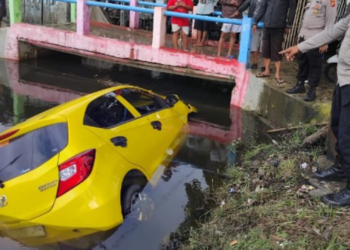 Tabrak Motor Tancap Gas, Brio Kuning Nyungsep di Rengasdengklok