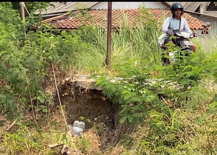 Survei BBWS Berulang Kali, Tapi Jalan Utama Terikis Sungai Cibeet Belum Juga Diperbaiki