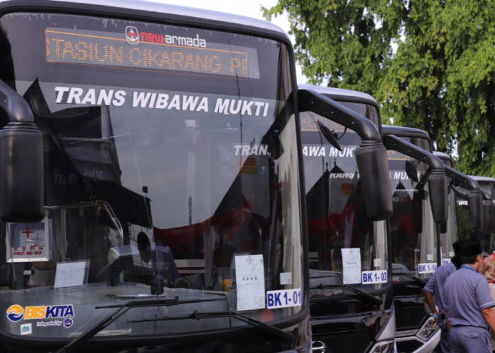 Warga Beralih ke LRT dan Bus Usai Transportasi Terganggu