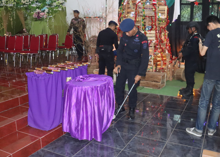 Berikan Rasa Aman Bagi Umat Kristiani, Polres Karawang Sterilisasi Gereja Sebelum Perayaan Natal 2023