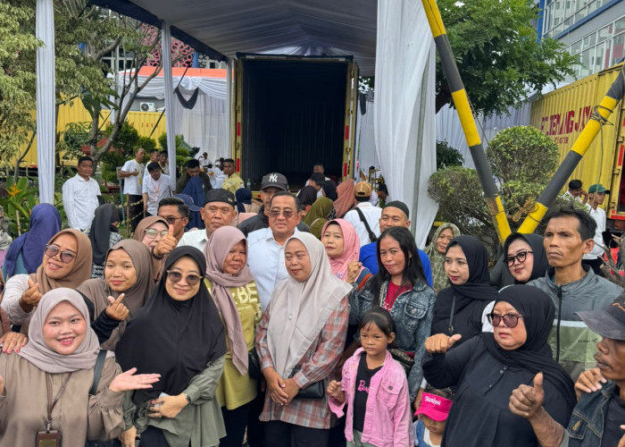 Rayakan HUT ke-58, H. Tulus Widodo Bagikan 8.926 Paket Sembako ke Ribuan Kades di Karawang 