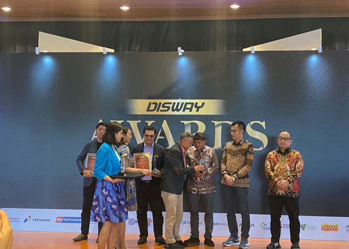 Jabar Ekspres Raih Penghargaan Media Cetak Terbaik di Ajang Disway Awards 2024