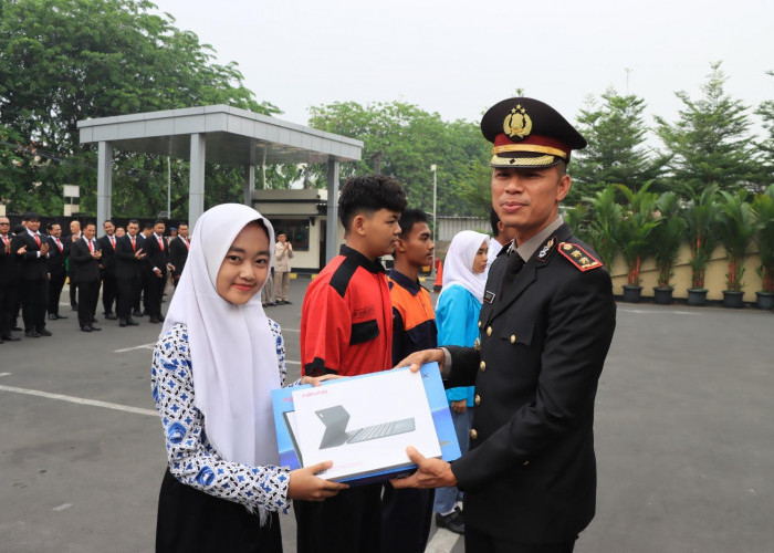 Jaga Pelajar, Polres Metro Bekasi Kota Bersama Bank Raya Serahkan Lima Tablet kepada Siswa SMK