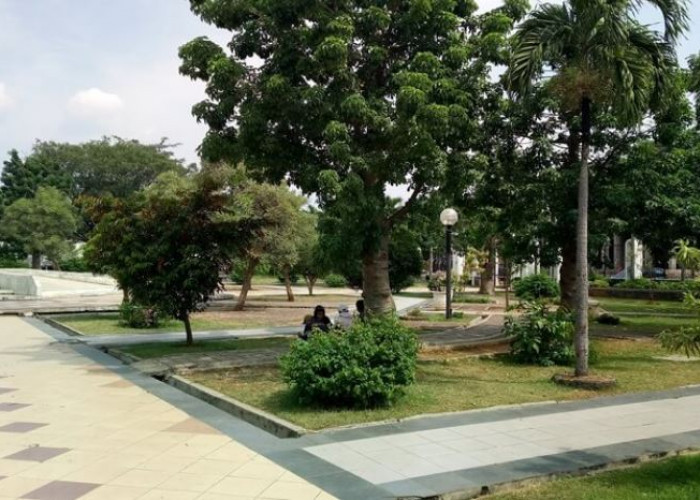 Lepas Penat Nongkrong di Alun-Alun Karawang, Wisata Menawan di Pusat Kota