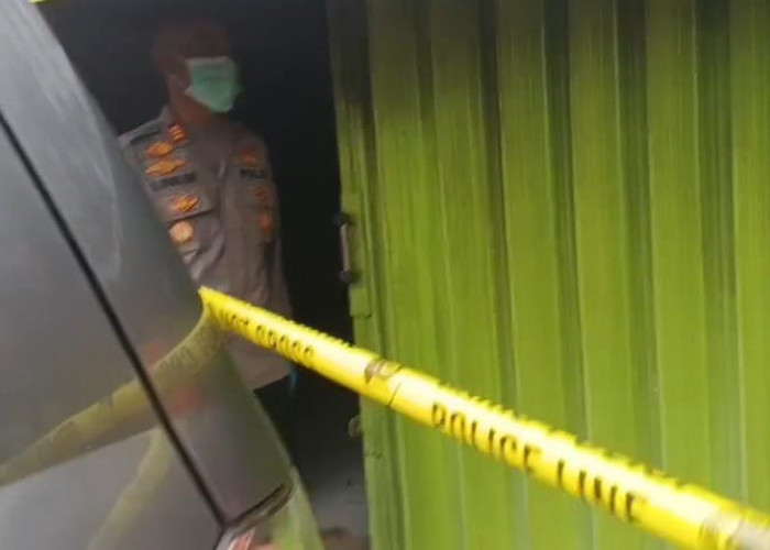 GEGER, Dikira Penghuninya Mudik, Ternyata Didalam Rumah Suami Terkapar Berbusa Istri Meninggal di Kamar Mandi