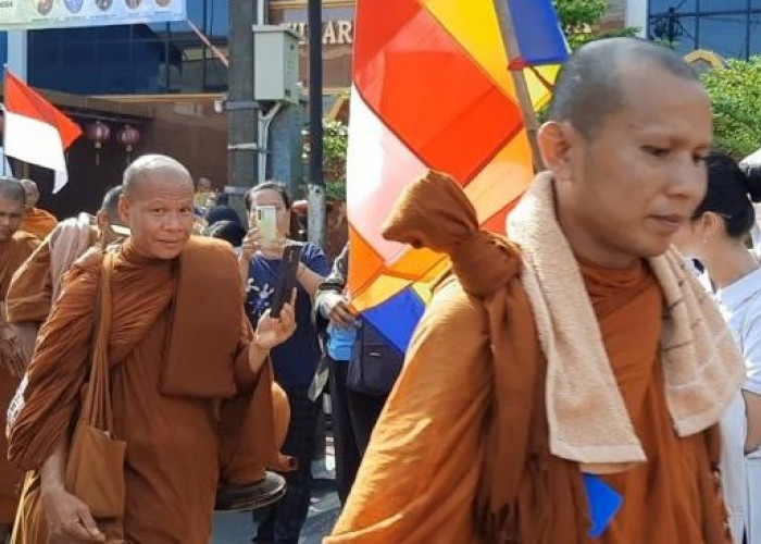 Rombongan Biksu yang Melaksanakan Perjalanan Spritual Menuju Candi Borobudur Sempat Singgah di Kota Bekasi