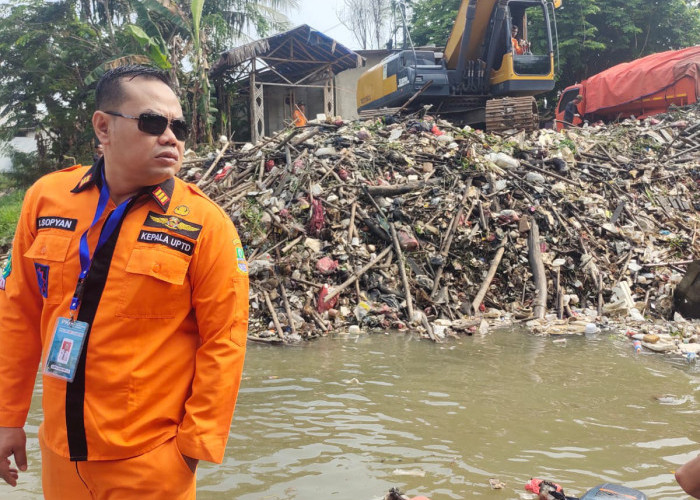 UPTD LH Wilayah III Bekasi Angkat 56 Ton Sampah dari Bendung Srengseng Hilir