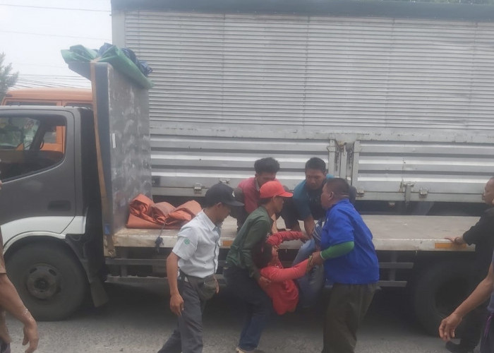 Nahas, Mobil Besi Baja Menimpah Pedagang Buah