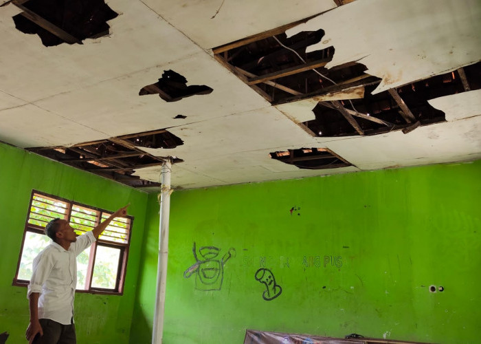 Bertahun-tahun Ruang Kelas SMPN Cikarang Pusat 03 Tak Diperbaiki; Tolong, Pak Plt Bupati Asep! 
