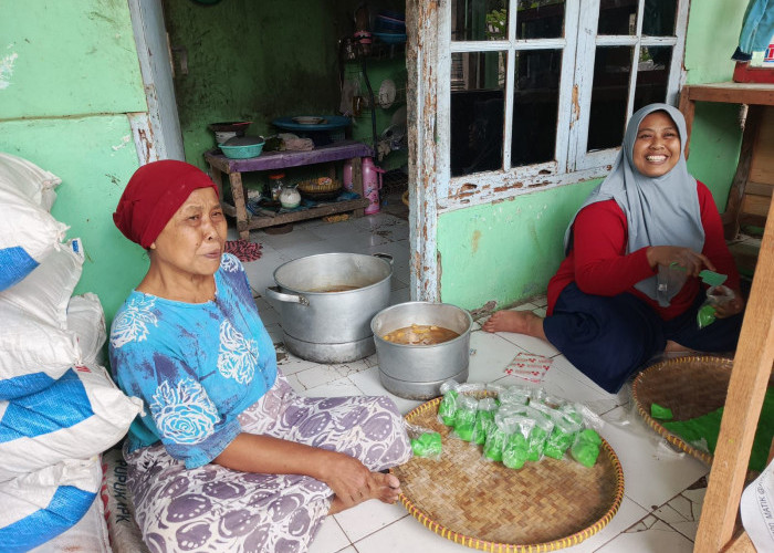 Mak Iyoh Tetap Lestarikan Jajanan Tradisional Sunda Jojongkong dan Jalabria di Usia 60 Tahun