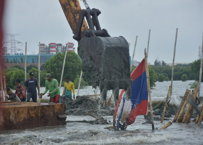 Pagar Laut di Bekasi Dibongkar, KKP Awasi Pembongkaran 