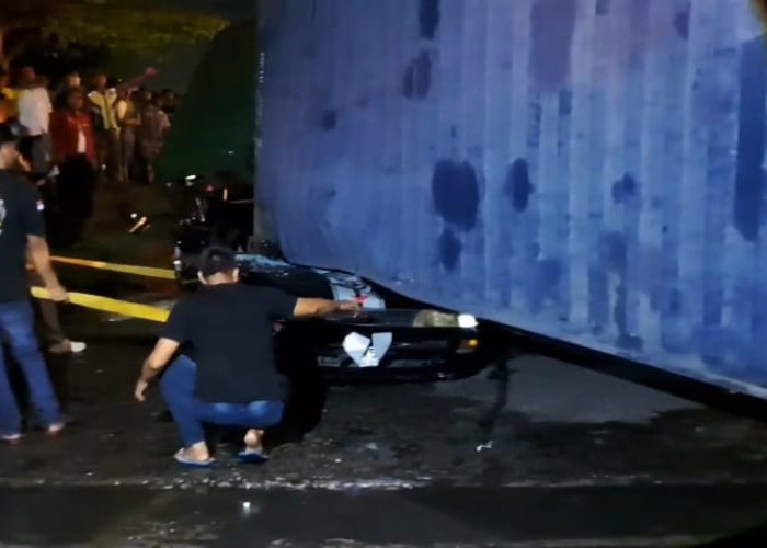 Kecelakaan Maut di Karawang Timur, Truk Kontainer Terguling Timpa Mobil Sedan, 3 Tewas Tiga Lainnya Selamat 