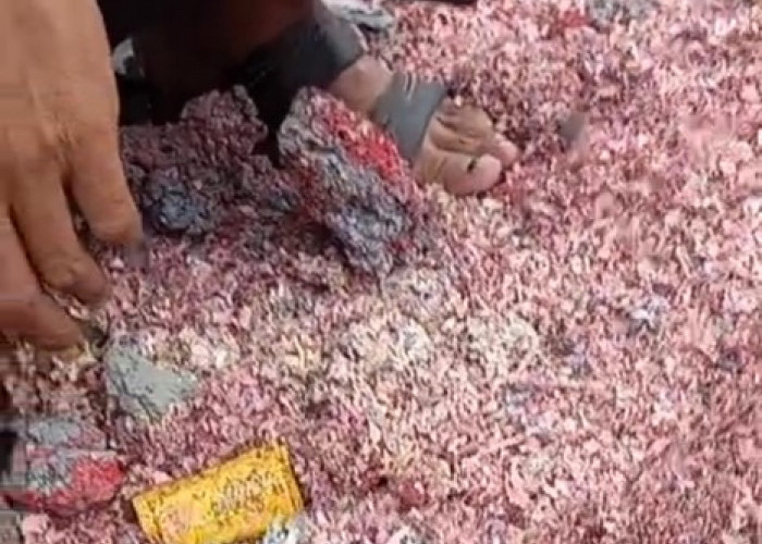 Geger Cacahan Uang Kertas 100 Ribu dan 50 Ribu Asli Ditemukan Menumpuk di TPS Liar Setu