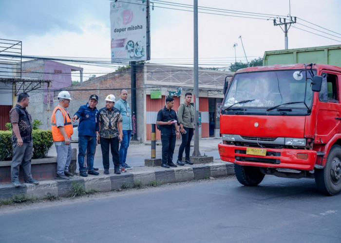 Jelang Nataru, Bupati Karawang Percepat Perbaiki Jalan Berlubang di Jalur Kopel-Klari