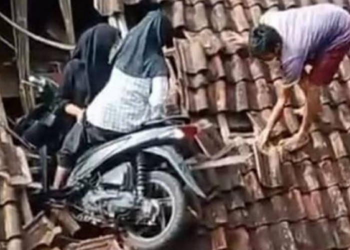 Viral, Anak SD di Tasikmalaya Nyangkut di Atap Rumah Warga Bareng Motor saat Ngabuburit