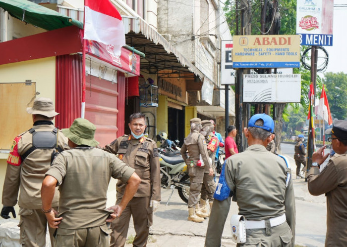 Terus Berlanjut, Bangunan Liar dan PKL di Karawang Wetan Juga Diratakan