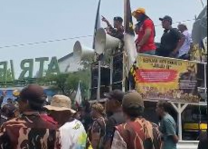 Warga Poponcol Karawang Gembor BPN, Minta Kejelasan Sertifikat Tanah PTSL 2025