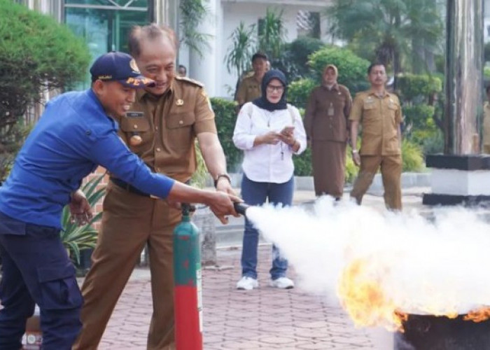 Tingkatkan Kesiapsiagaan Bencana Kebakaran, Pemkab Karawang Gelar Simulasi Penggunaan APAR