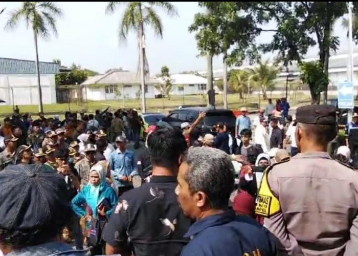 Dinilai Abaikan Pengusaha Lokal, Ribuan Massa Masyarakat Desa Parungmulya Lakukan Unjuk Rasa ke PT IGP