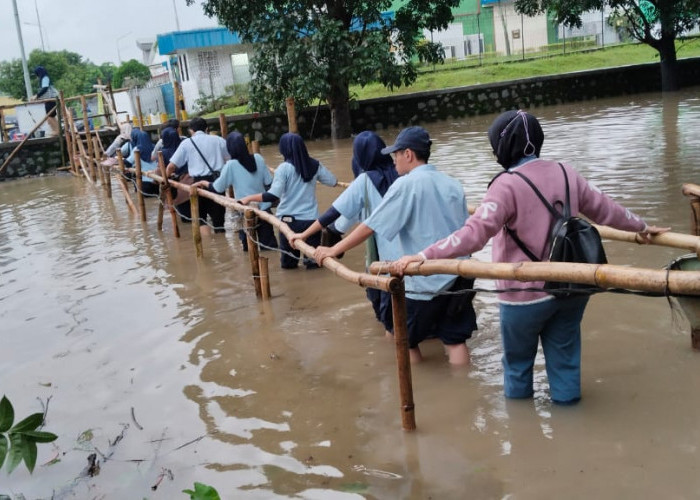 Buruh di Cikarang Terpaksa Nekat Menerjang Sungai untuk Bekerja Lantaran Jembatan Kebanjiran