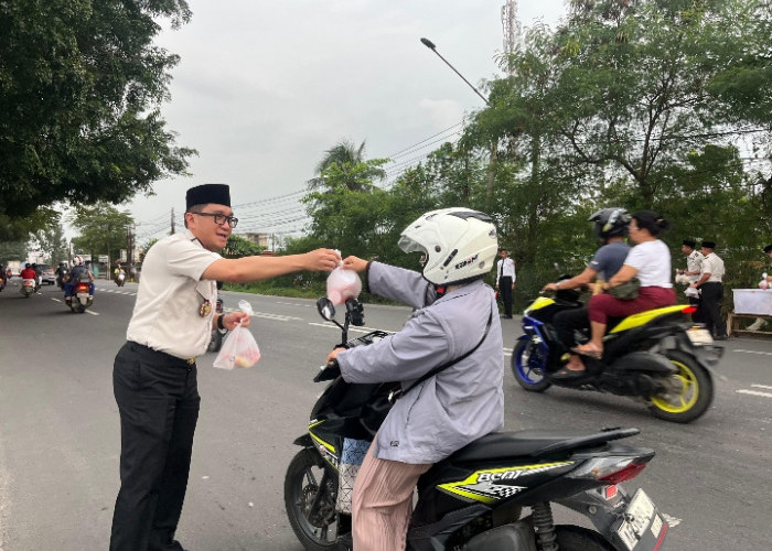 Lapas Karawang Bagikan 200 Paket Takjil untuk Pengendara, Warga Binaan Juga Ikuti Pembinaan Ramadan