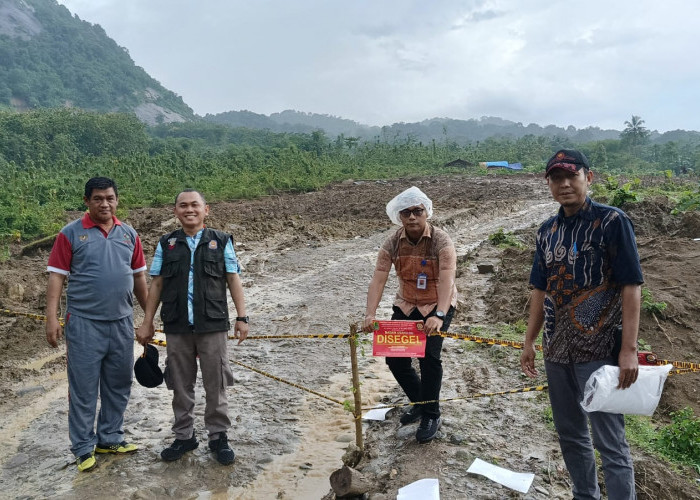 Melanggar Izin, Sebidang Lahan di Desa Cipurwasari Kecamatan Tegalwaru Karawang Digaris Satpol PP