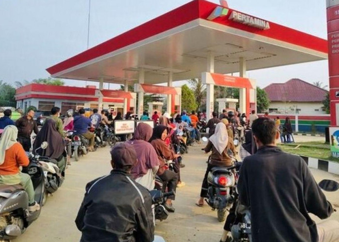 Antrean Panjang Motor di SPBU Jatimakmur Jadi Perhatian Warga