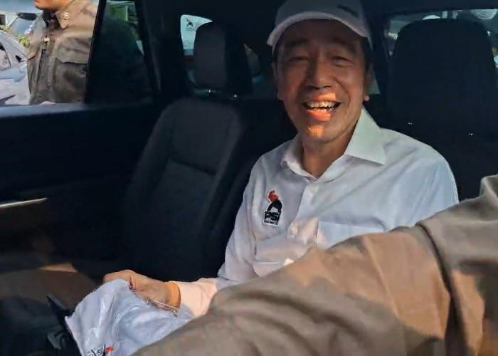 Jokowi Senyum Tersipu Malu Saat Ditanya Duet KDM-Gibran di Pilpres 2029
