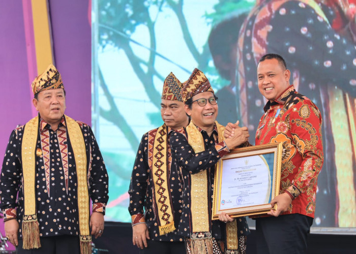 Tri Adhianto Terima Penghargaan TTG Desa Nusantara ke-XXIV 2023 di Lampung