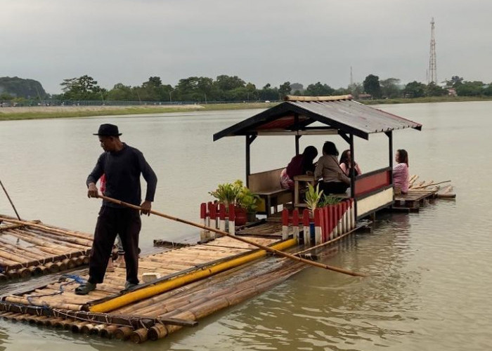 Wahana Rakit di Desa Wisata Situ Kamojing Jadi Favorit Warga Ngabuburit