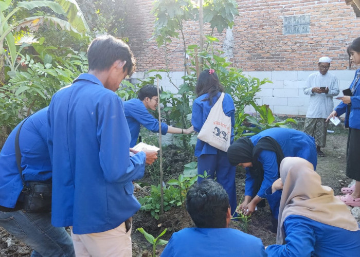 Mahasiswa KKN UBP Bantu Sukseskan Program P2WKSS di Desa Kutamakmur