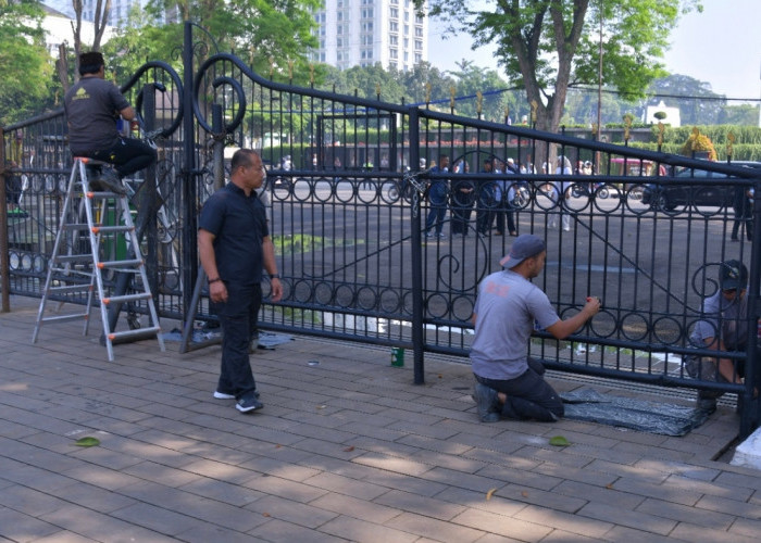 Pemprov Jabar Benahi Fasilitas Umum Pascakerusuhan. 