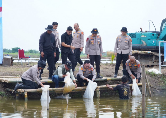 Program Pusat Mulai Terasa di Pesisir Bekasi, Polisi Tebar Puluhan Ribu Bibit Ikan di Muara Gembong