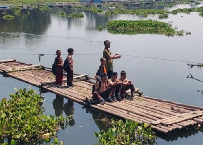 Bertaruh Nyawa Menyeberangi Waduk Saguling, Bocah SD di Bandung Barat Andalkan Rakit untuk Sekolah