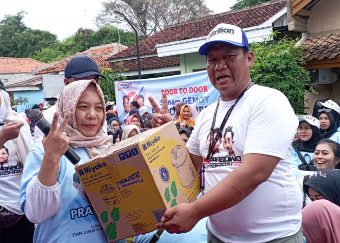 Pemilu 2024 Sebentar Lagi, Relawan Prabowo-Gibran Sosialisasi Program 'Senam Gemoy' di Kampung Kali Uluh